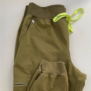 Joggers in color: martini olive (limited edition)